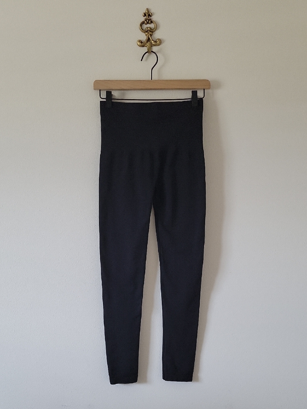 Assets by SPANX Ponte Knit High Waist Black Shaping Cropped Leggings Size Large